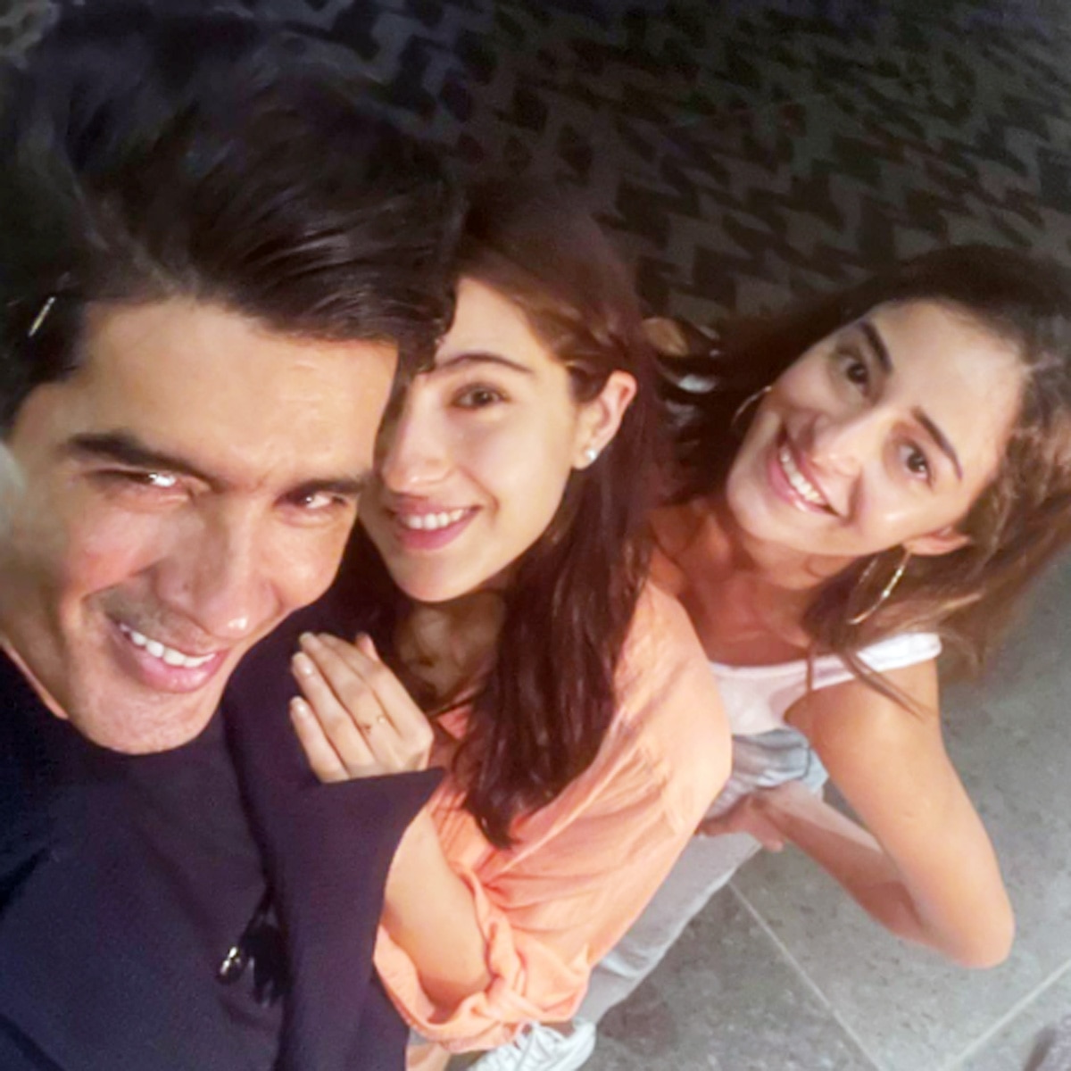 मनीष संग सारा और अनन्या