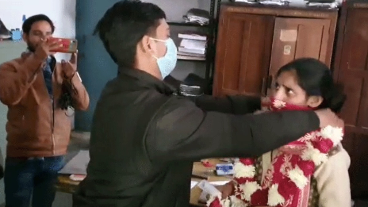 एसएसपी ऑफिस में हुई शादी (फोटो आजतक)