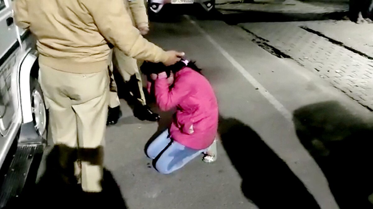सड़क पर पुलिस देखते ही युवती ने की जबरदस्‍ती की शिकायत, थाने में बोली- ये मेरे पति और भाई हैं  