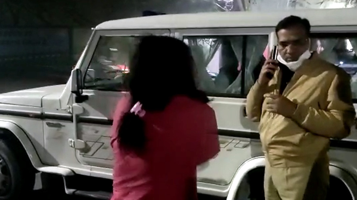 सड़क पर पुलिस देखते ही युवती ने की जबरदस्‍ती की शिकायत, थाने में बोली- ये मेरे पति और भाई हैं  