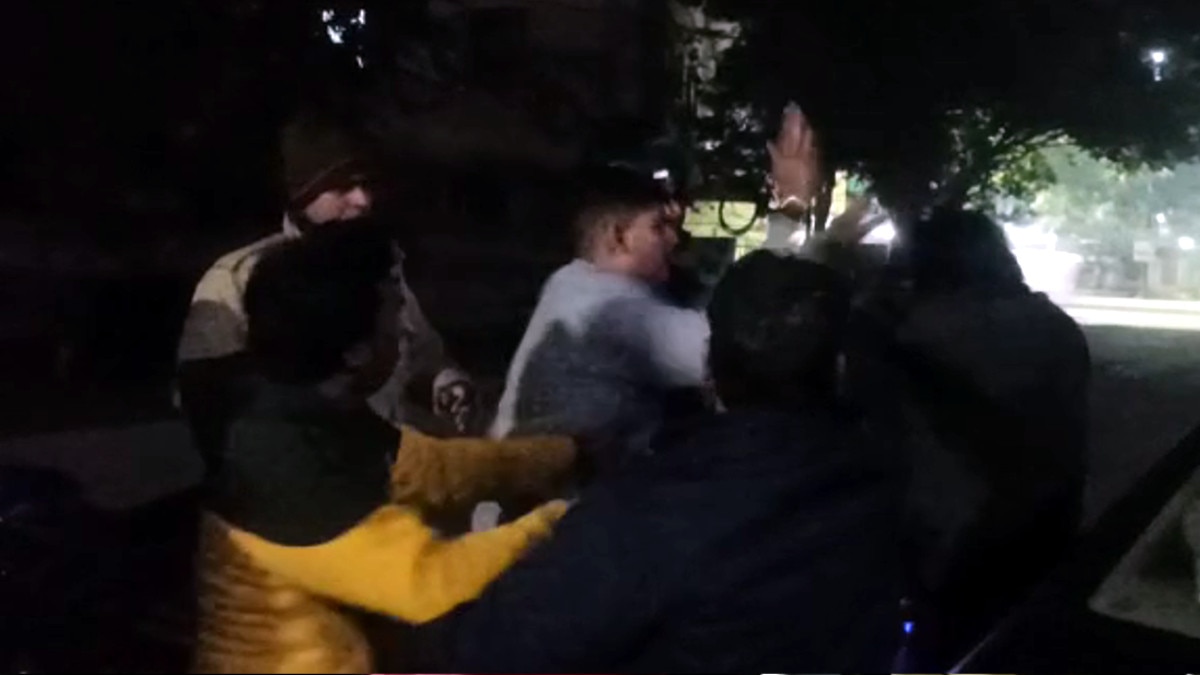 सड़क पर पुलिस देखते ही युवती ने की जबरदस्‍ती की शिकायत, थाने में बोली- ये मेरे पति और भाई हैं  