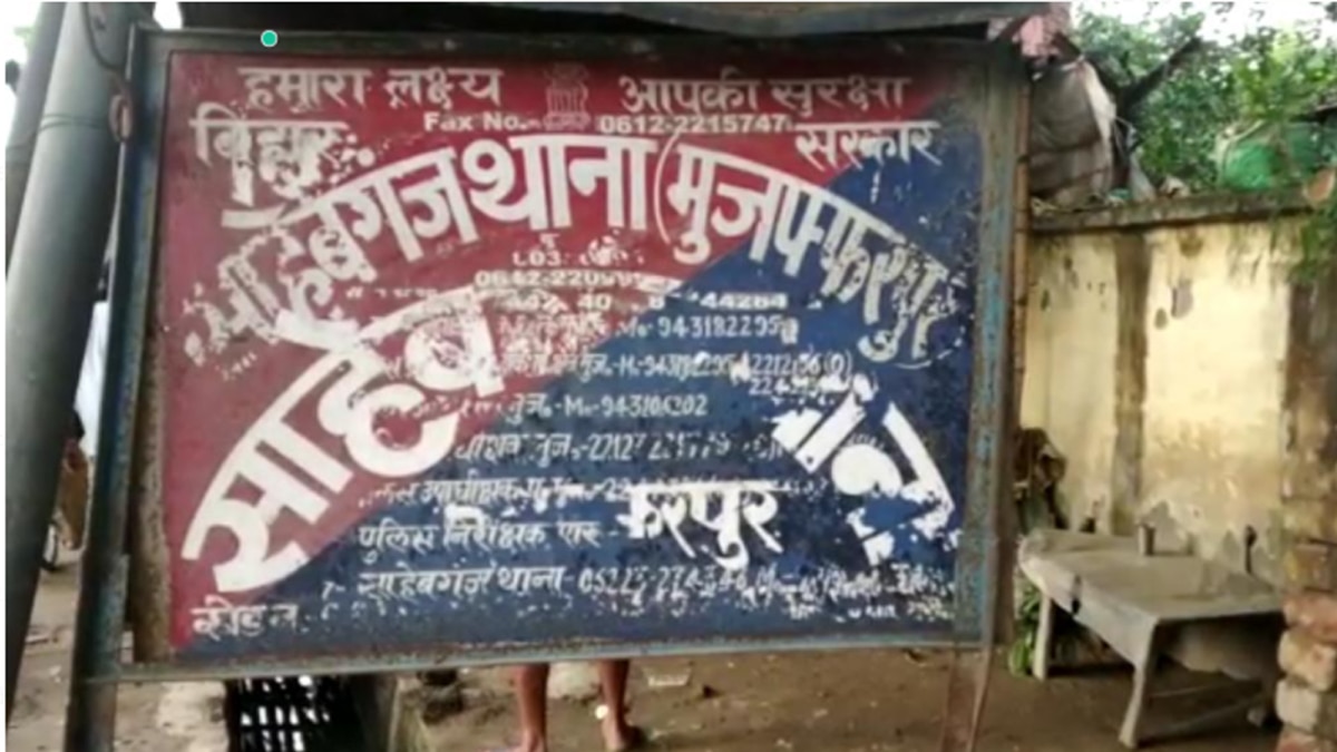 फरार आरोपितों की गिरफ्तारी के लिए पुलिस छापेमारी में जुटी है.