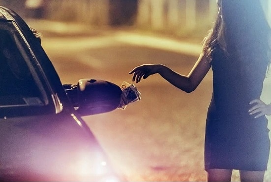 चौकी में तैनात दो सिपाहियों पर सेक्स रैकेट चलाने का आरोप.