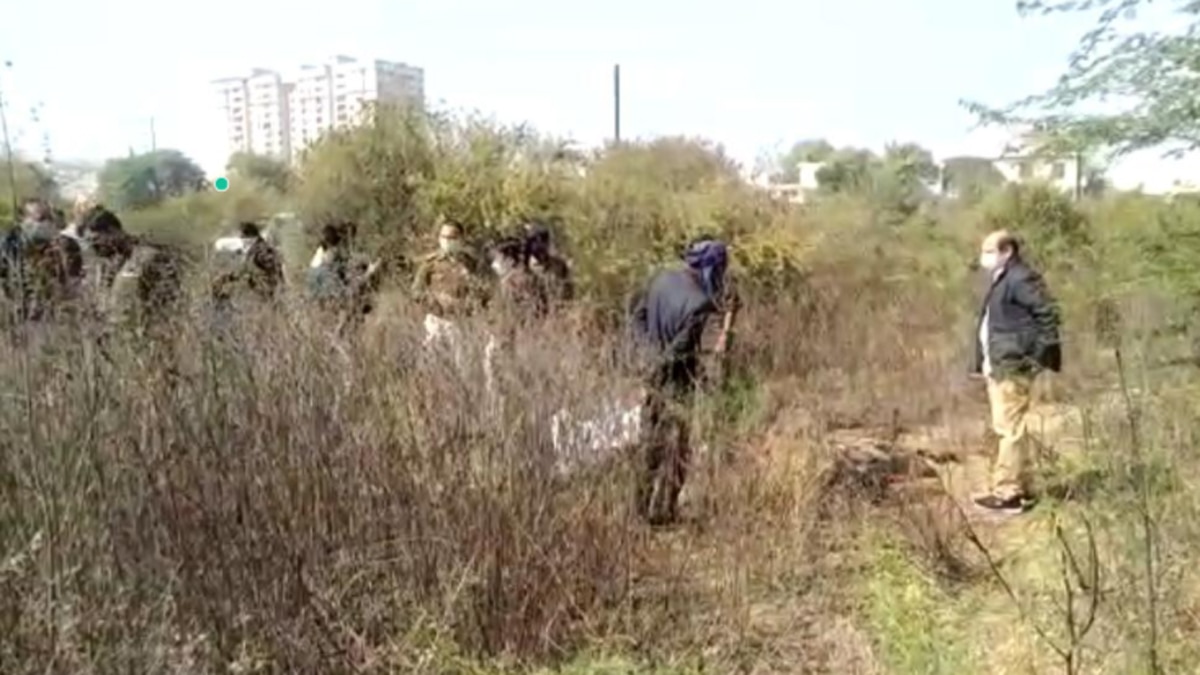 बदबू से बचने के लिए छिड़कता रहा रूम फ्रेशनर.