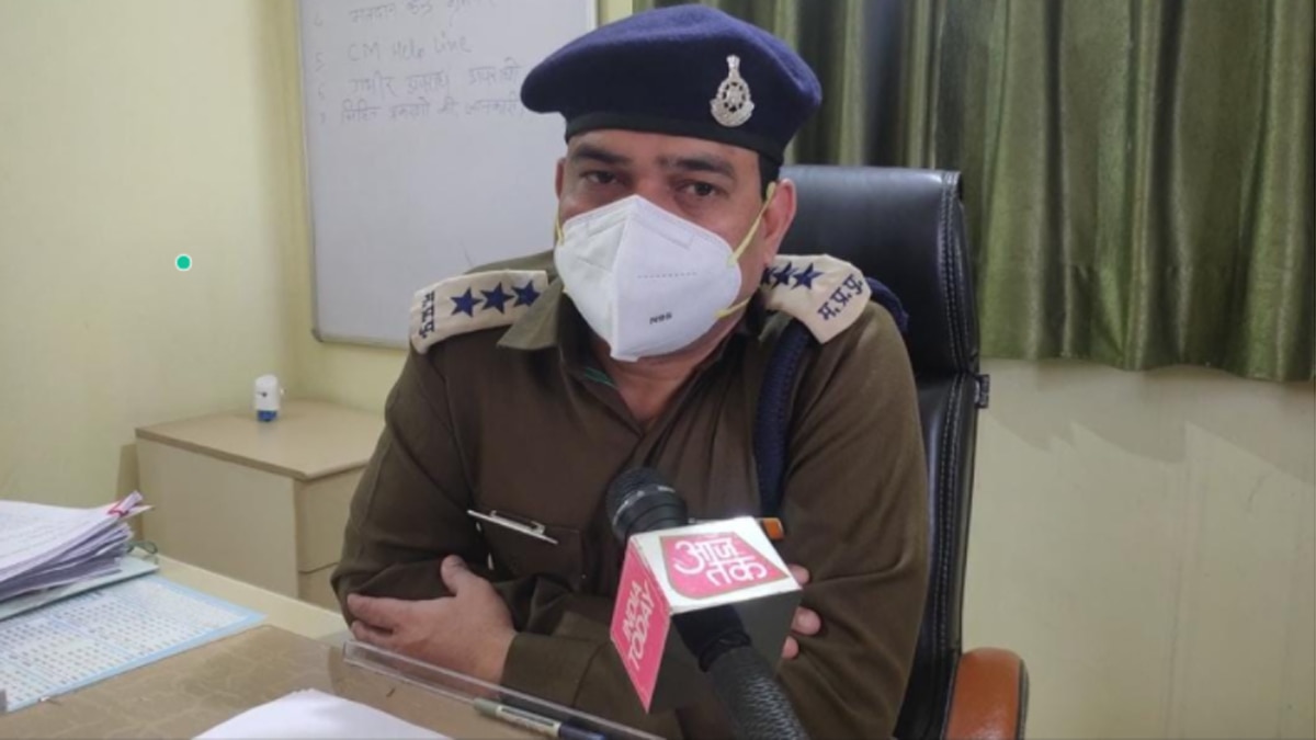 बदबू से बचने के लिए छिड़कता रहा रूम फ्रेशनर.