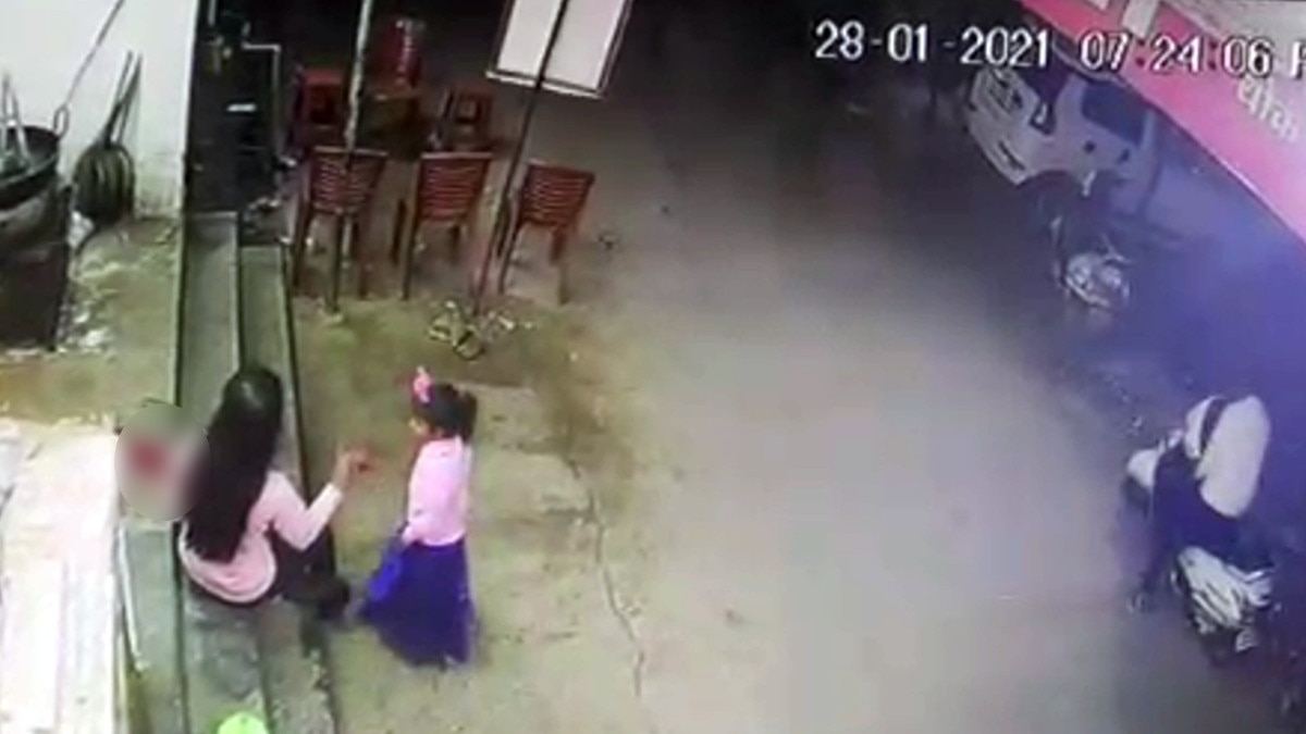 CCTV: युवक ने मिलने के बहाने महिला को बुलाया, चाकू घोंपकर हत्‍या के बाद हुआ फरार 