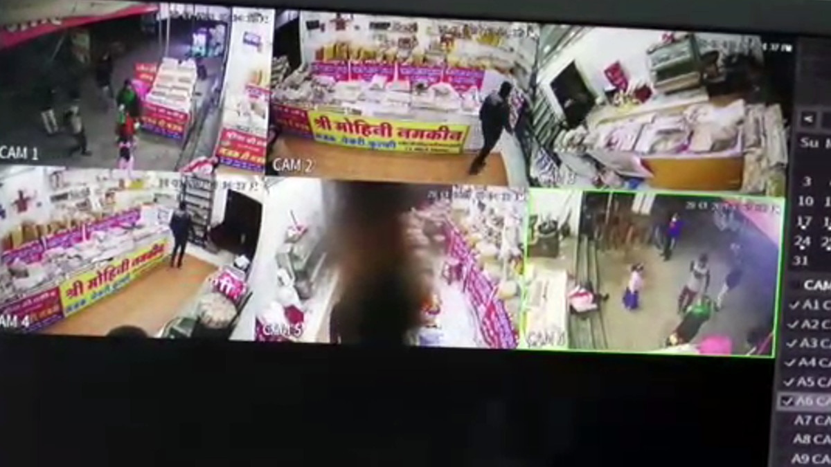 CCTV: युवक ने मिलने के बहाने महिला को बुलाया, चाकू घोंपकर हत्‍या के बाद हुआ फरार 