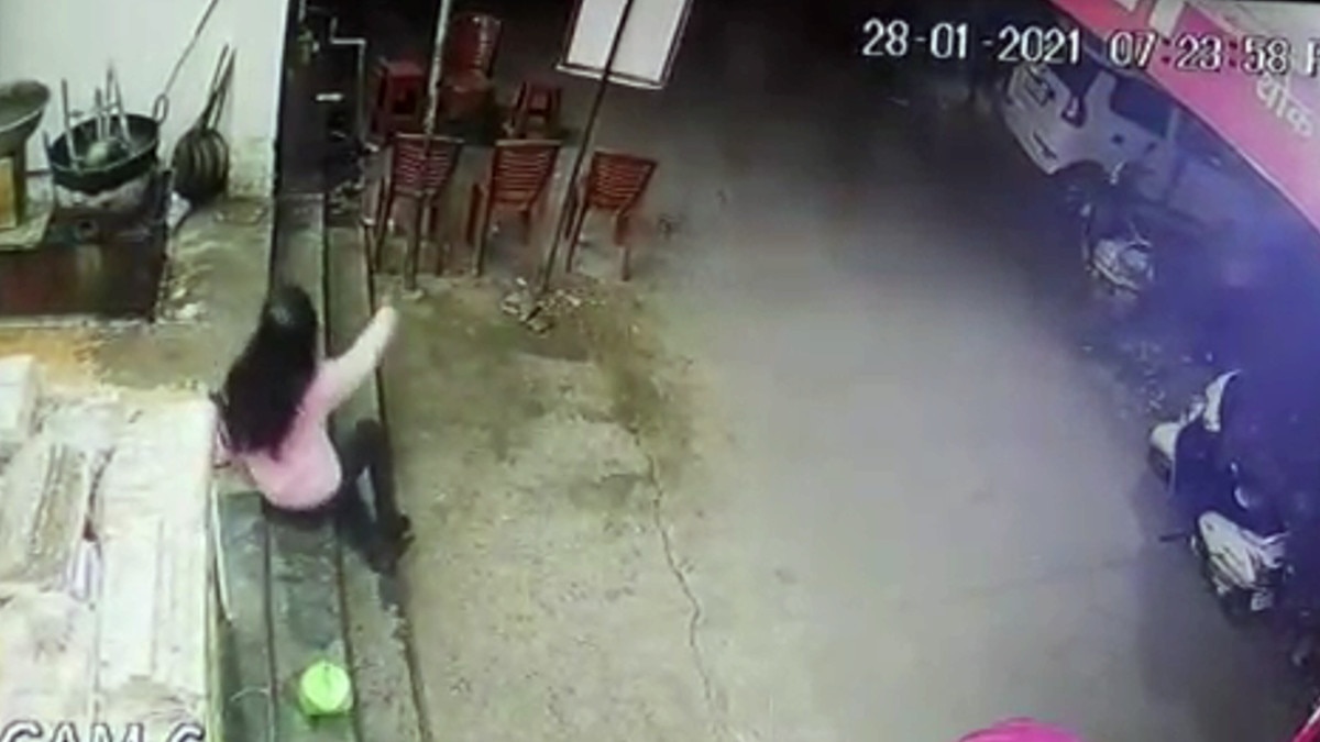 CCTV: युवक ने मिलने के बहाने महिला को बुलाया, चाकू घोंपकर हत्‍या के बाद हुआ फरार 