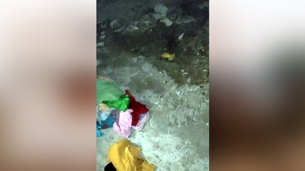 प्रेमी ने नए घर में विवाहित प्रेमिका को 3 फीट गहरे गड्ढे में गाड़ा, ऊपर से किया सीमेंट का प्लास्टर