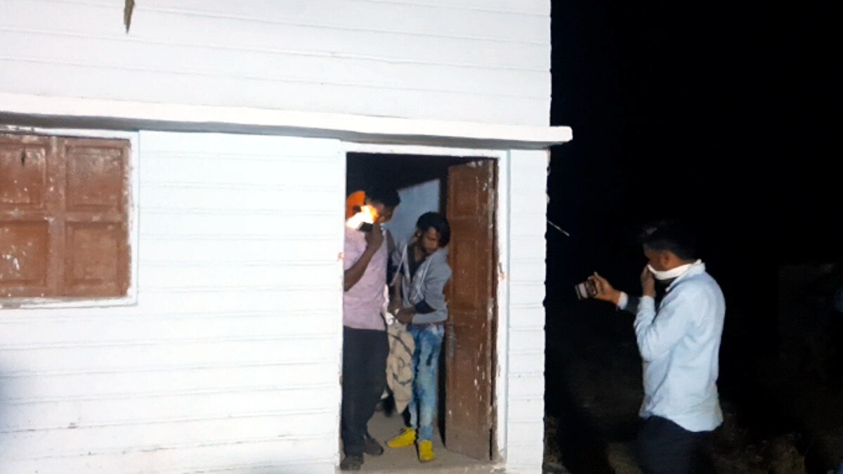 प्रेमी ने नए घर में विवाहित प्रेमिका को 3 फीट गहरे गड्ढे में गाड़ा, ऊपर से किया सीमेंट का प्लास्टर