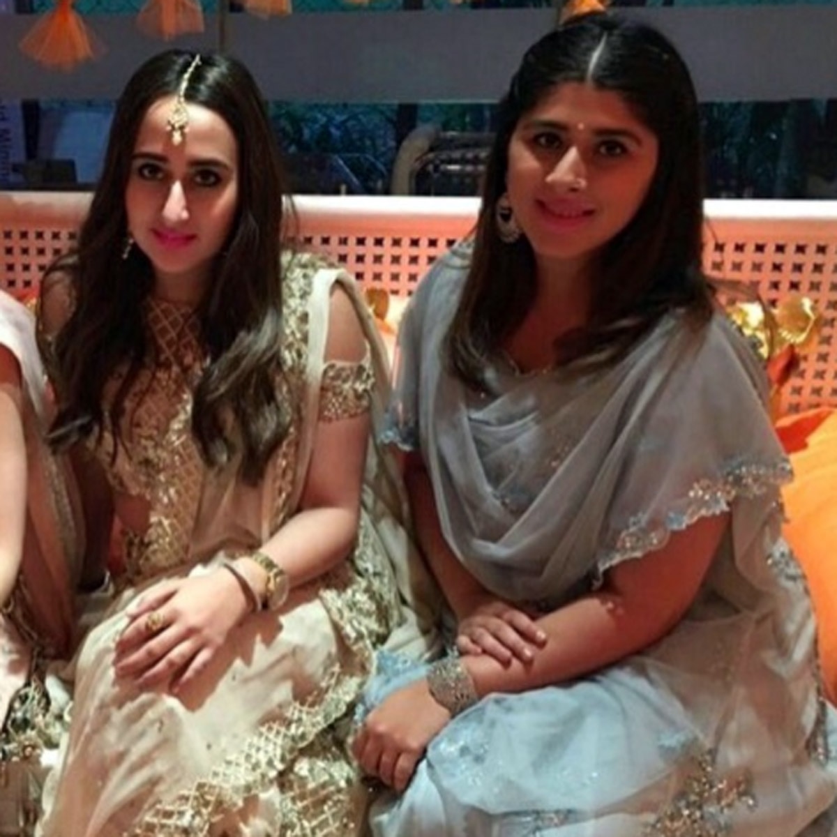 नताशा दलाल दोस्त के साथ 