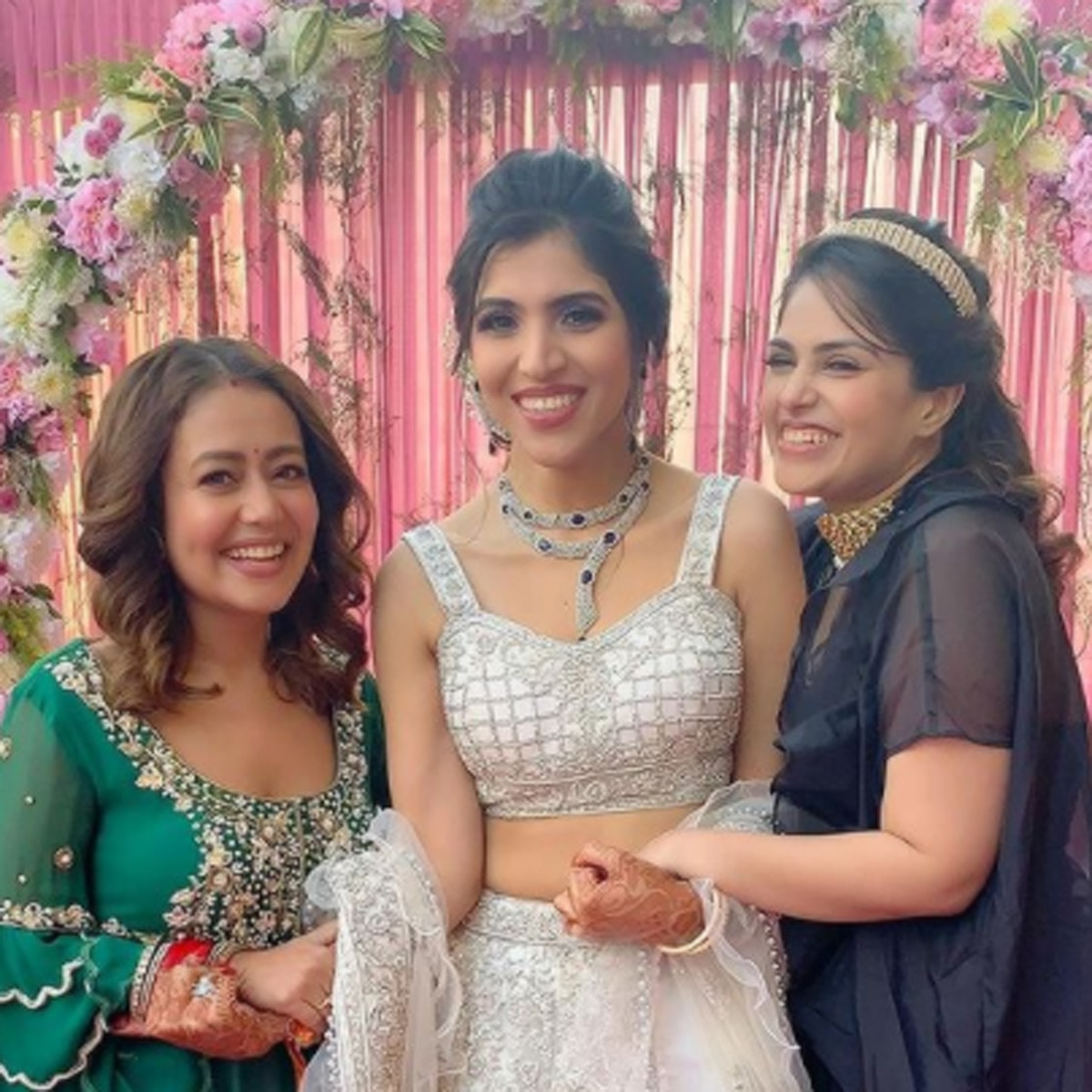 नेहा कक्कड़ दोस्तों के साथ 