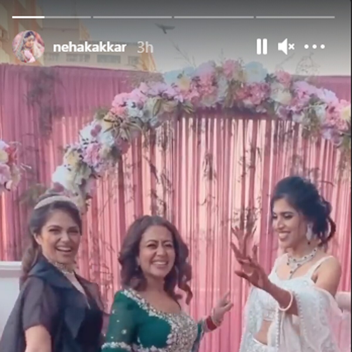 नेहा कक्कड़ दोस्तों के साथ 