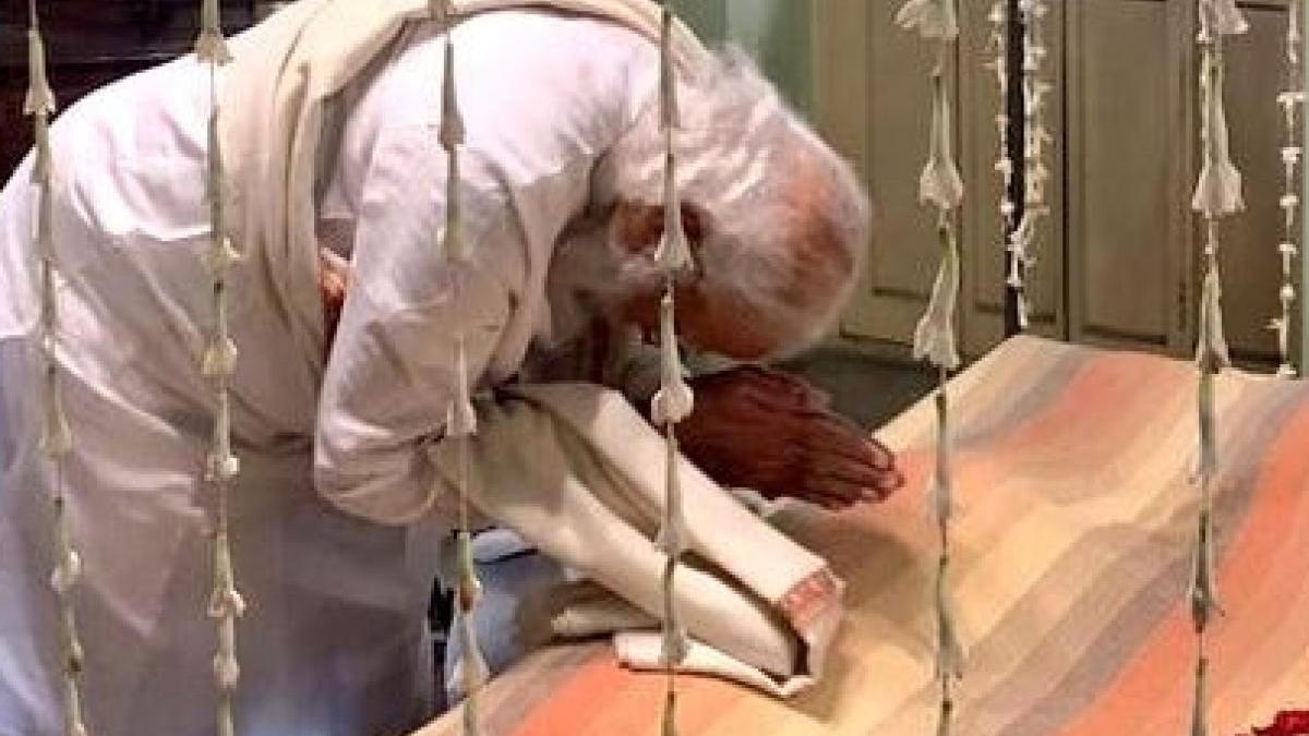 प्रधानमंत्री नरेंद्र मोदी नेताजी भवन में 