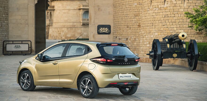 लाइट ग्रे इंटीरियर्स के साथ लेदर सीट्स