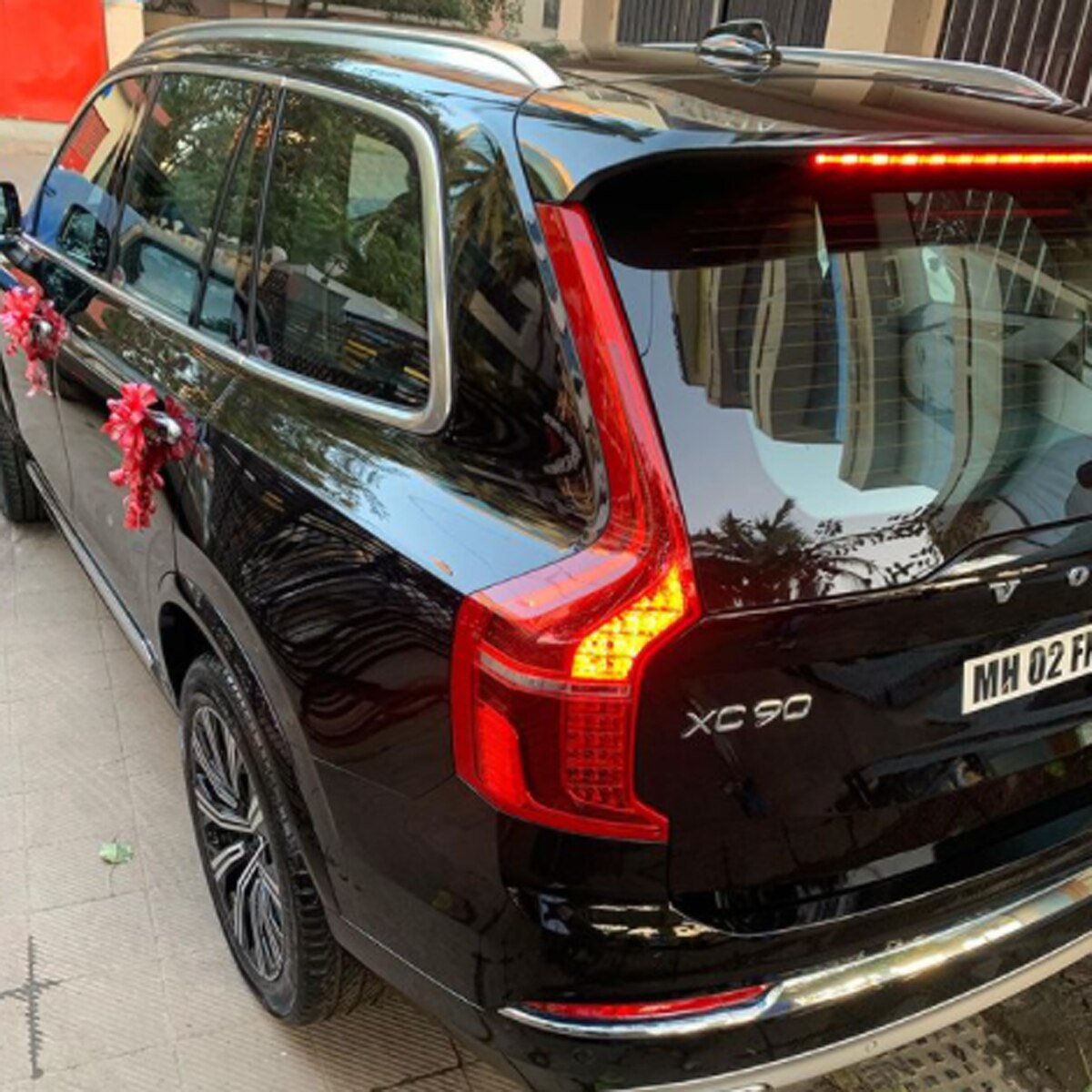 निया शर्मा की गाड़ी