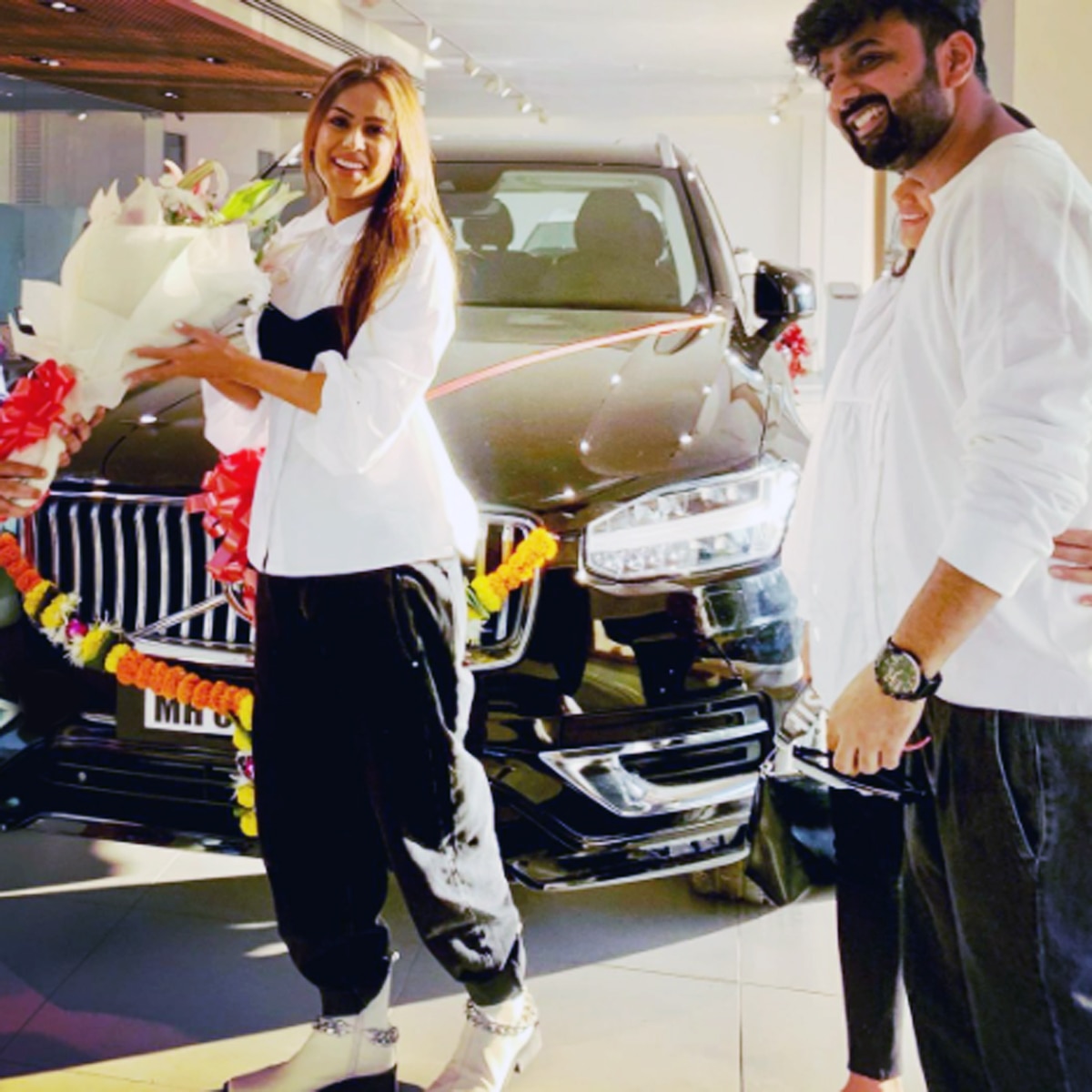 निया शर्मा की गाड़ी