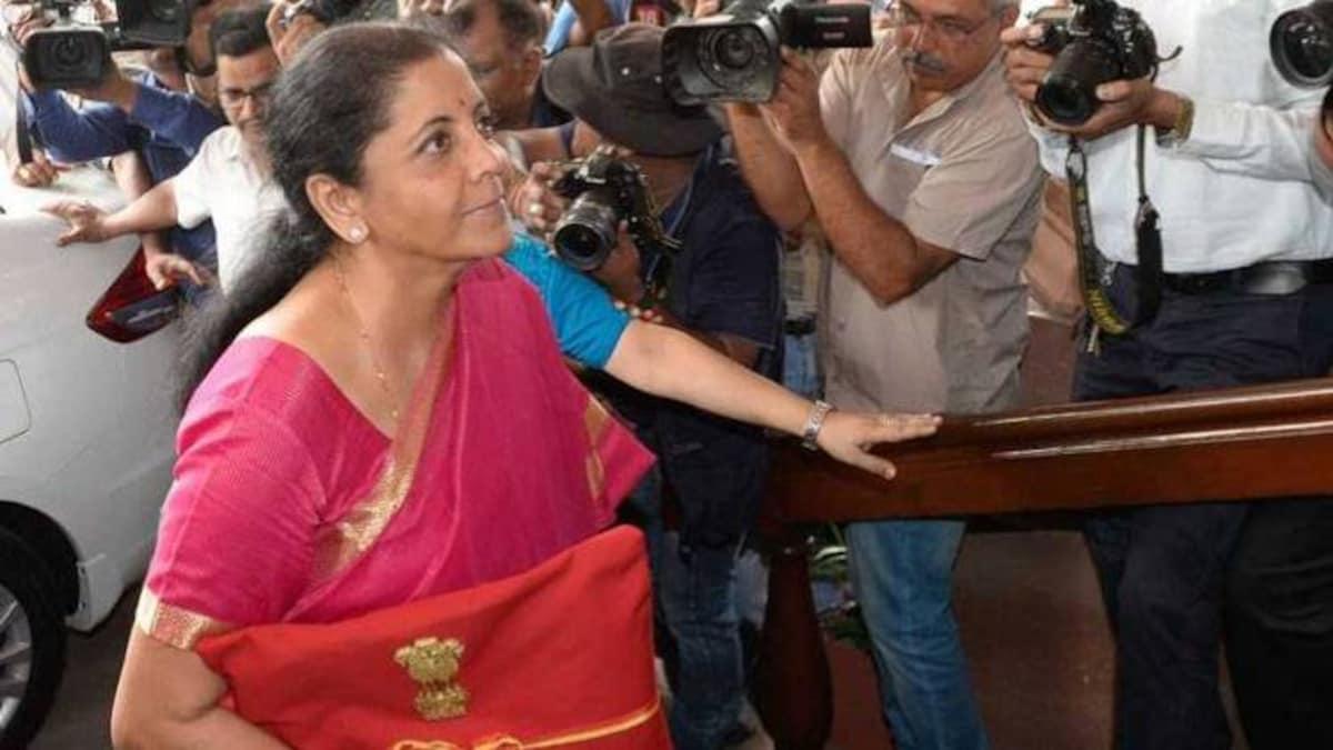 वित्त मंत्री निर्मला सीतारमण बजट के साथ संसद जाते हुए (फाइल फोटो)