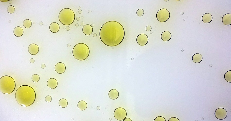 तेल गिरने पर करें ये उपाय4