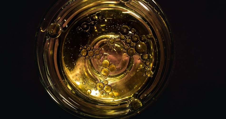 तेल गिरने पर करें ये उपाय3