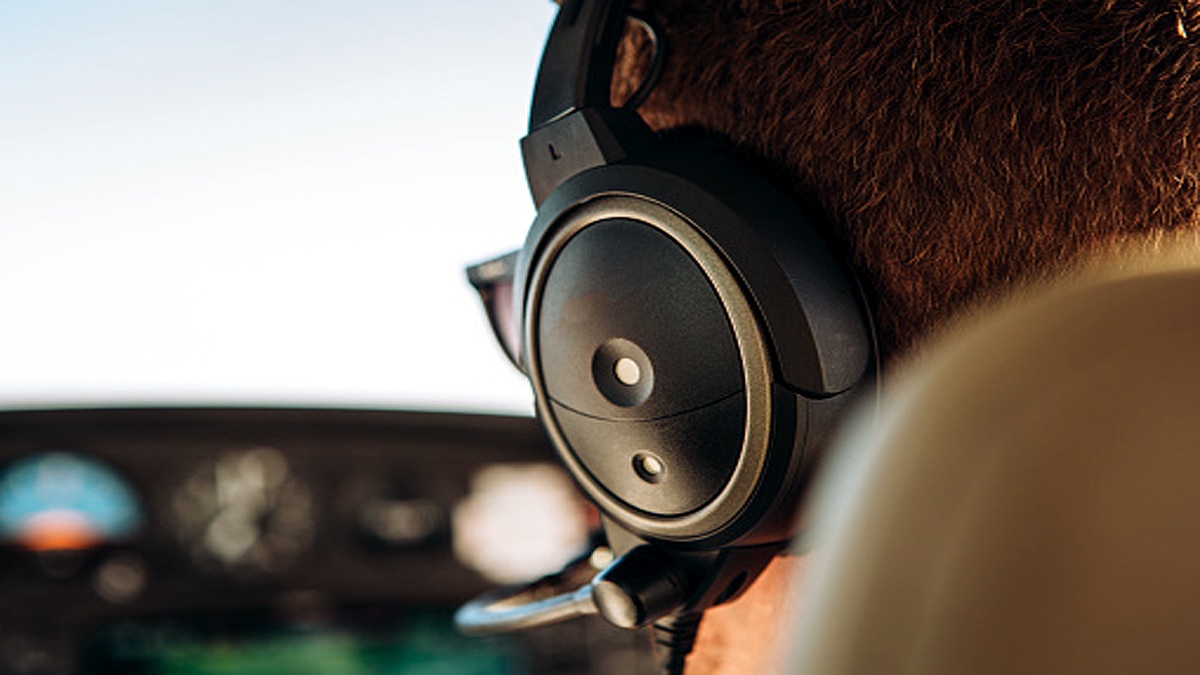 Pakistan Pilot Saw Shiny Alien UFO