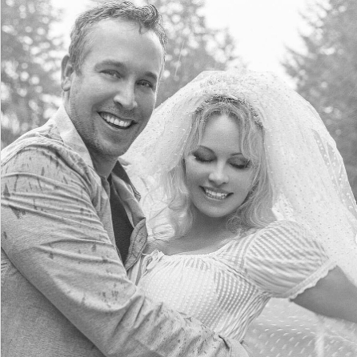 पामेला संग उनके पति