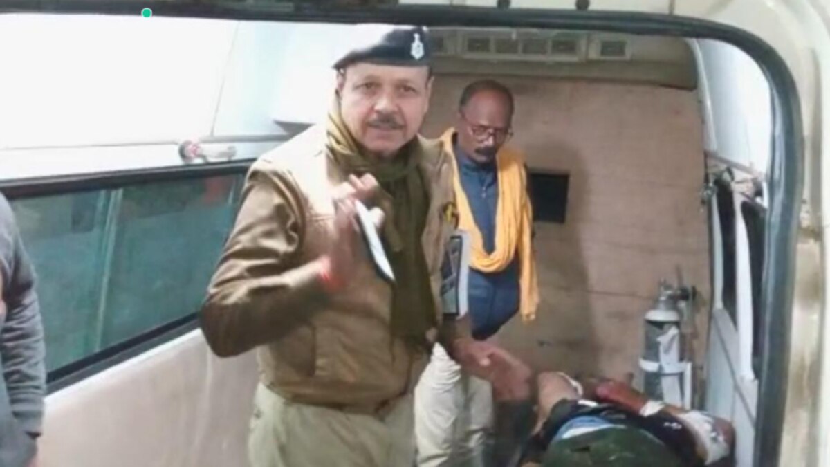 कुत्ते को लेकर मामूली विवाद में पड़ोसी ने मारी गोली.