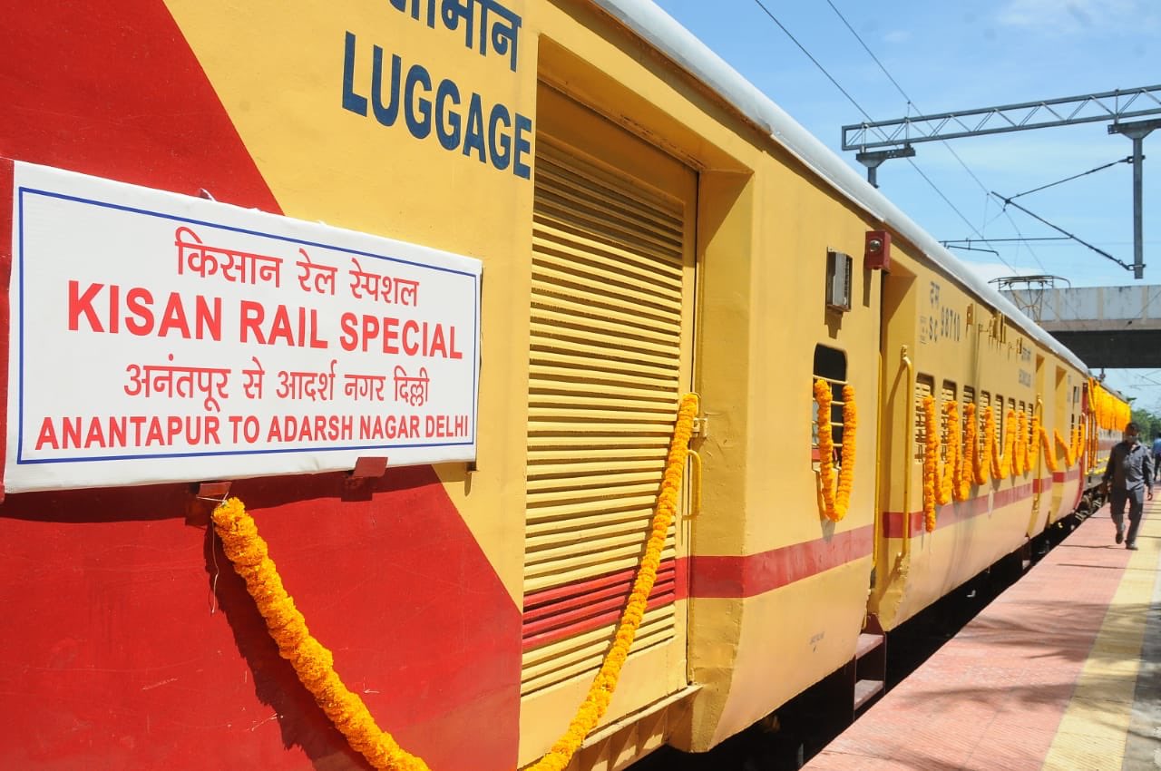 चल पड़ी है किसान रेल