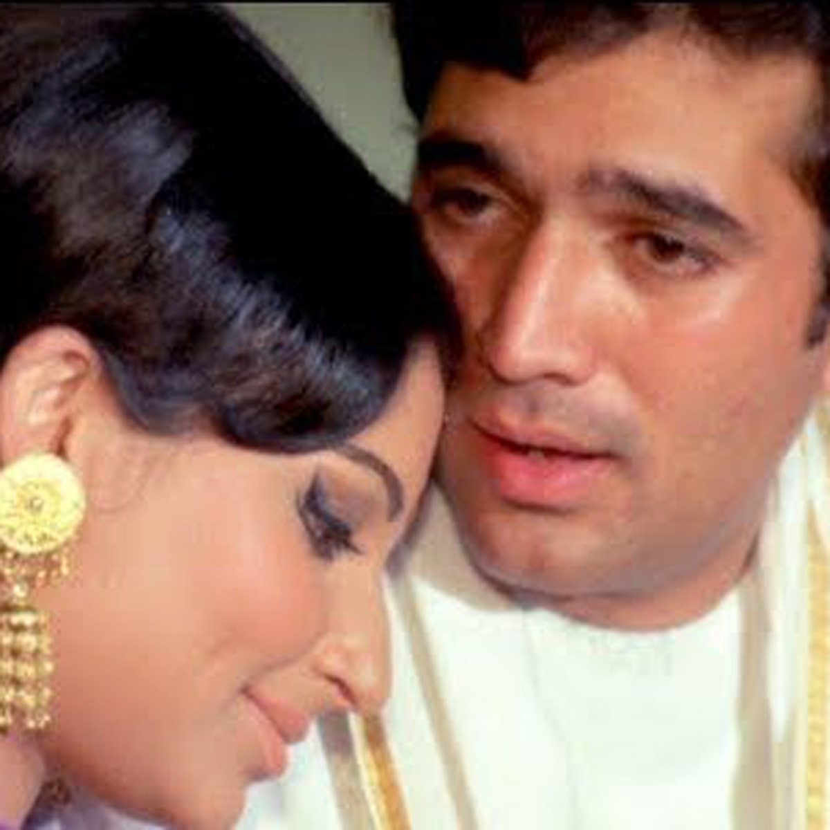 अमर प्रेम का एक सीन