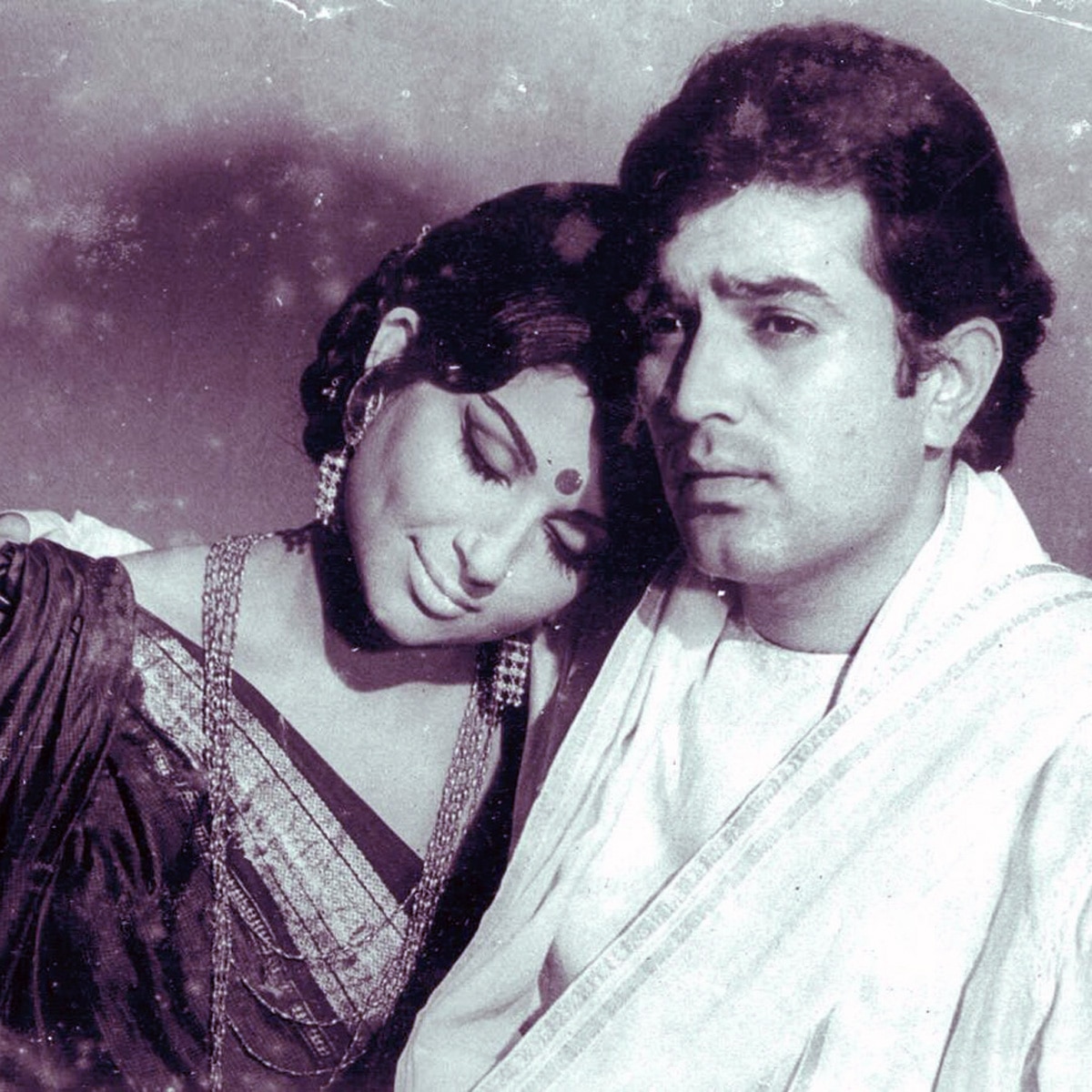 अमर प्रेम का एक सीन