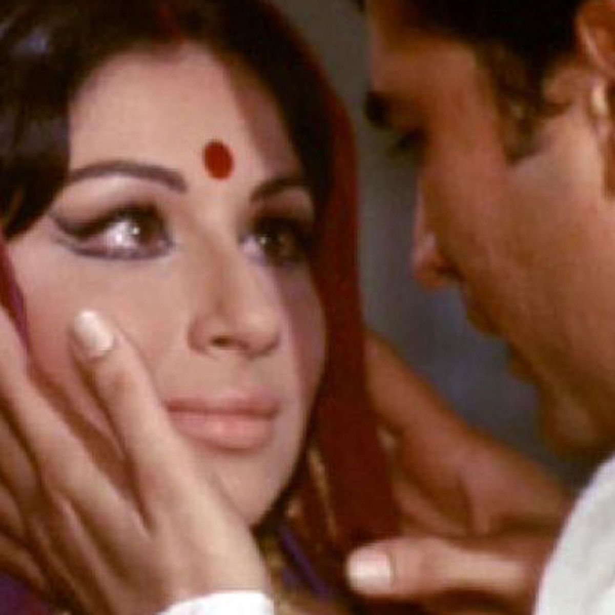 अमर प्रेम का एक सीन