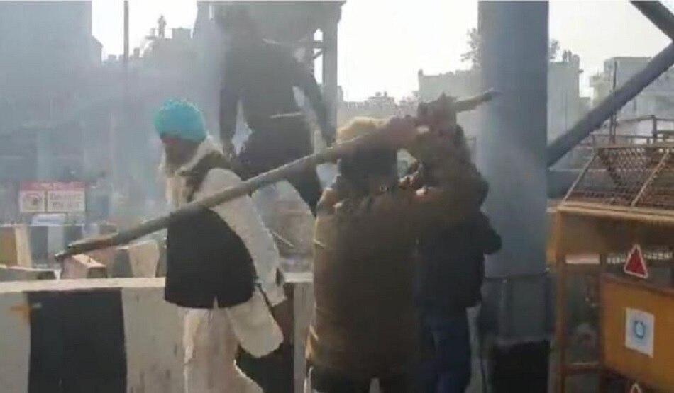 किसानों ने तोड़ी बैरिकेडिंग