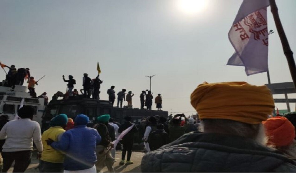 किसानों ने तोड़ी बैरिकेडिंग