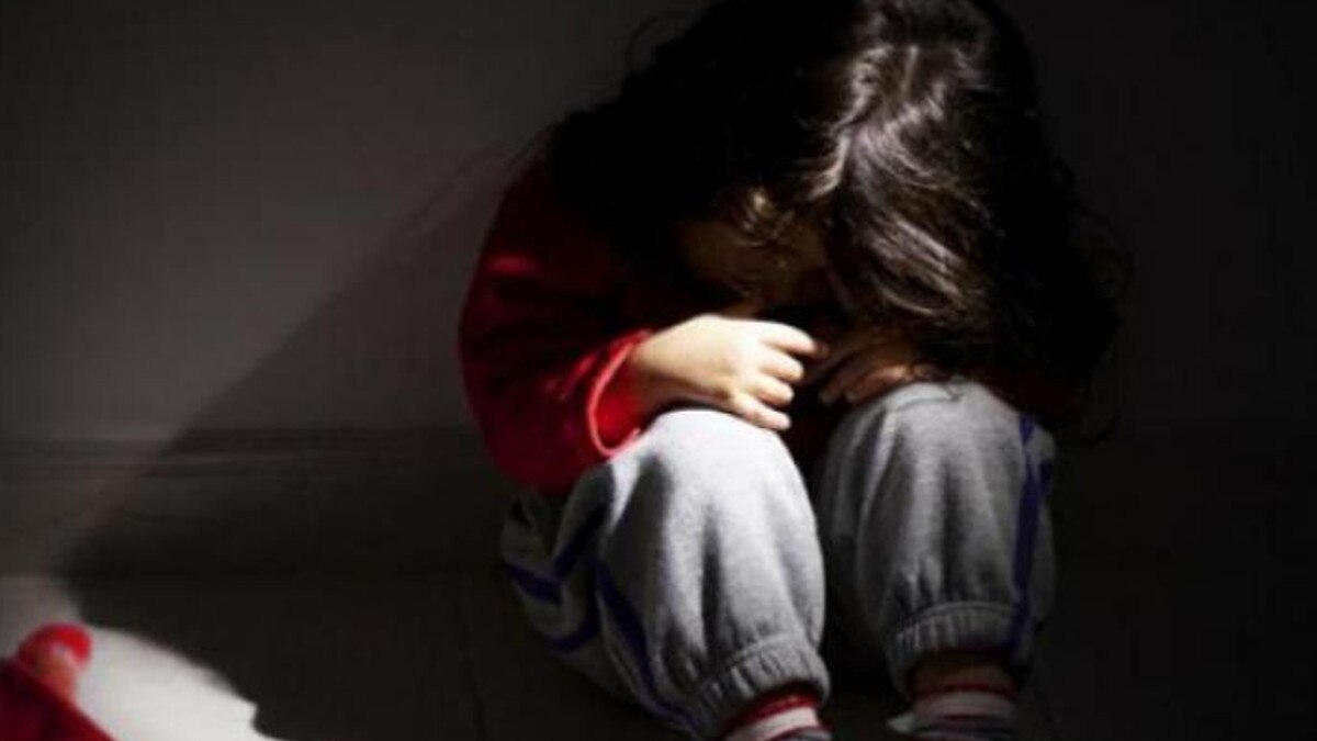 दो बेटियों से 4 साल से कर रहा था दुष्कर्म, मना करने पर चुभाता था सेफ्टी पिन