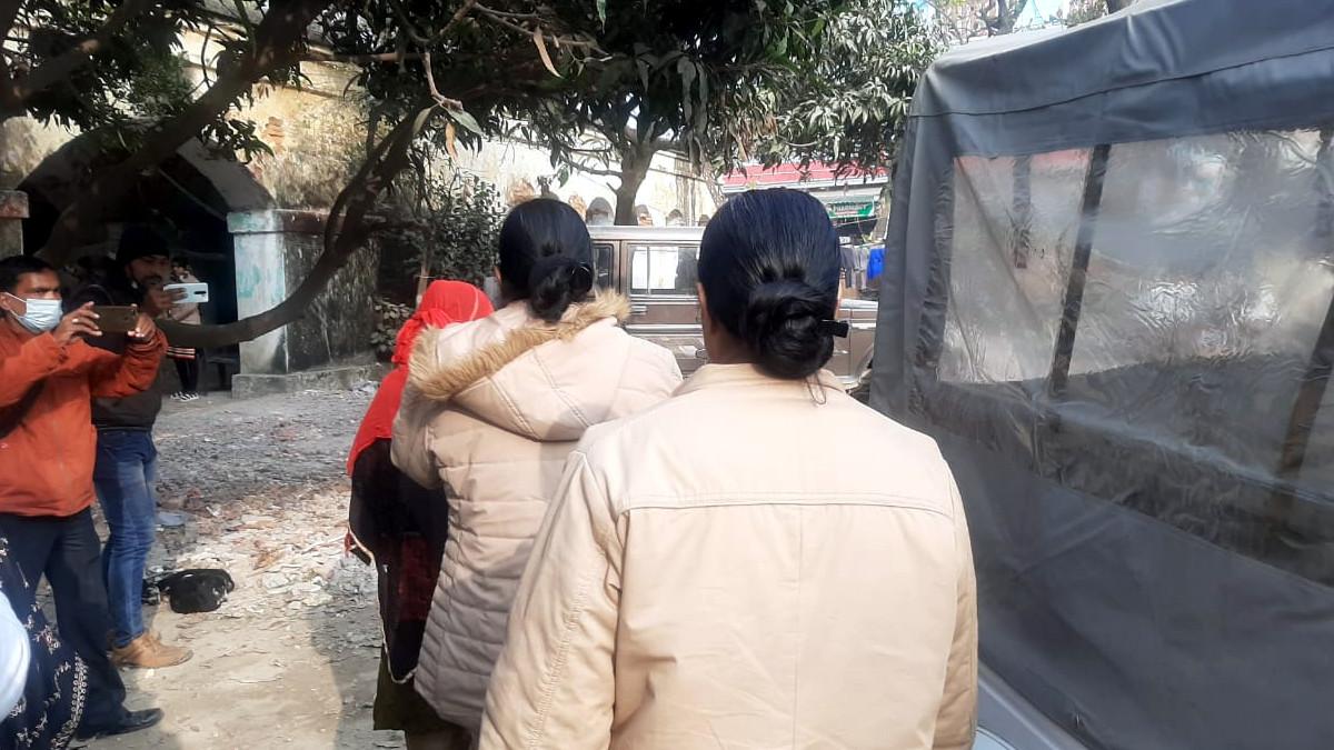 मह‍िला थाने में पीड़‍िता.