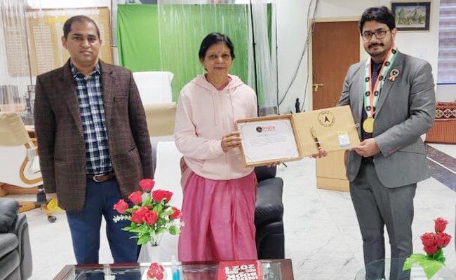 अमित कुमार निरंजन अवार्ड लेते हुए