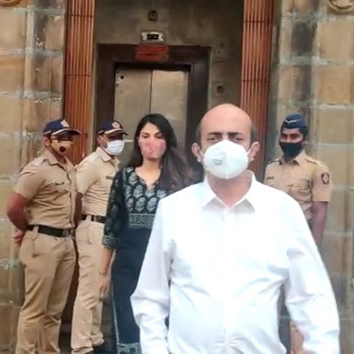 र‍िया चक्रवर्ती उनके पापा इंद्रजीत चक्रवर्ती  