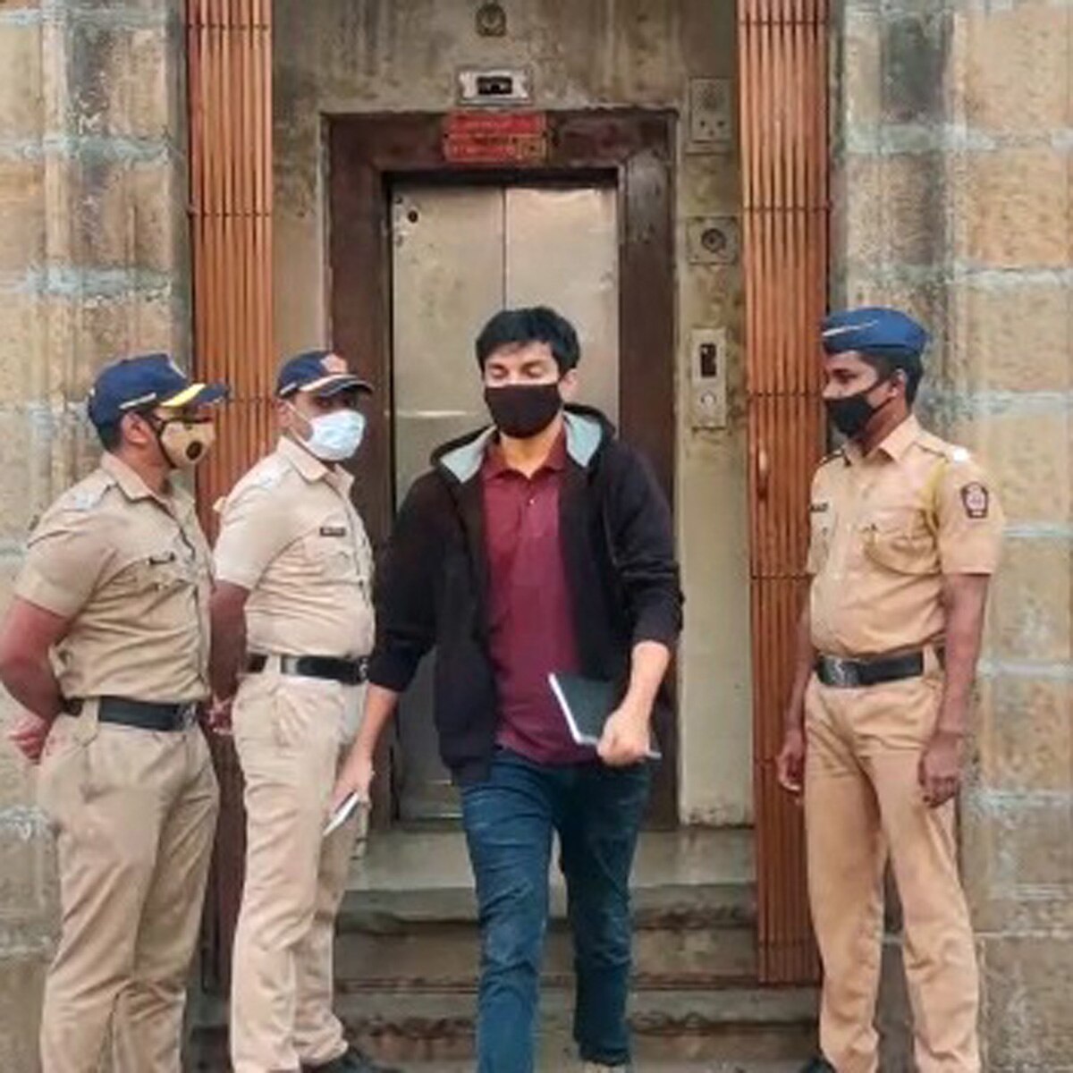 शोव‍िक चक्रवर्ती 