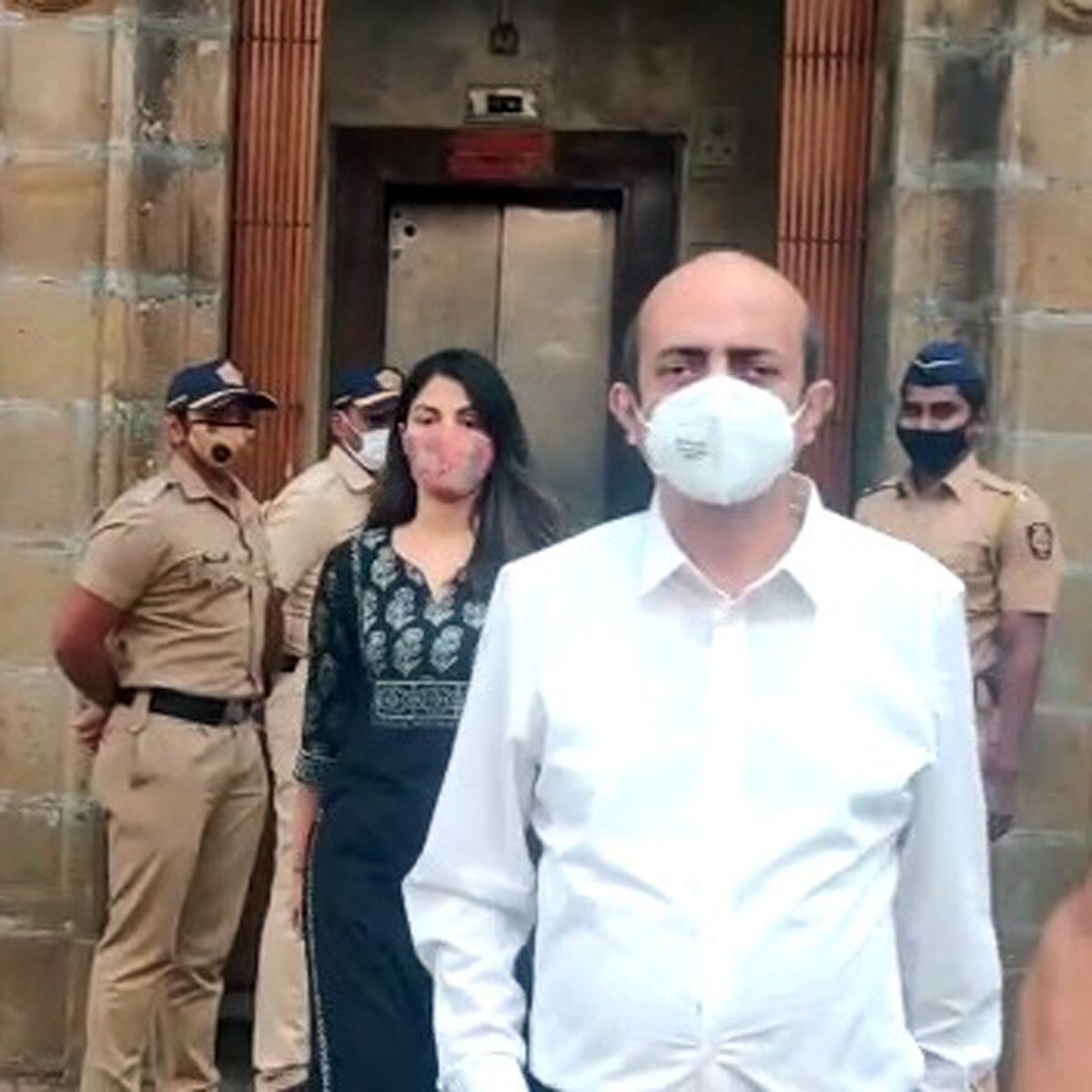 र‍िया चक्रवर्ती उनके पापा इंद्रजीत चक्रवर्ती  