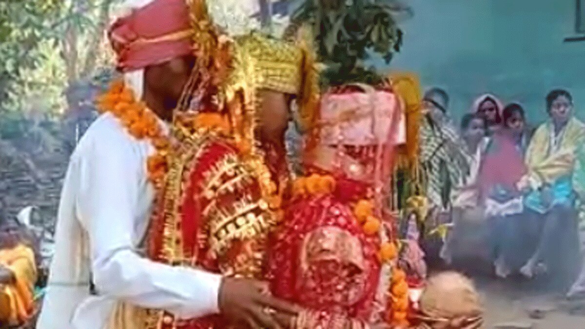 एक ही मंडप के नीचे दो युवतियों के साथ युवक ने की शादी (फोटो आजतक)