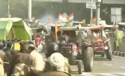 दिल्ली के ITO चौराहे पर हिंसक किसान