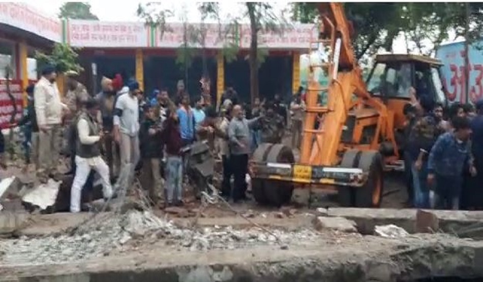 काल बनकर गिरा लेंटर