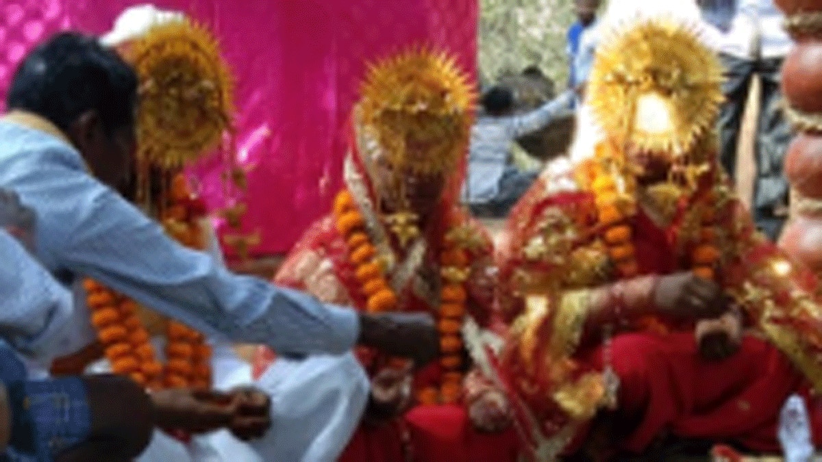 एक ही मंडप के नीचे दो युवतियों के साथ युवक ने की शादी (फोटो आजतक)