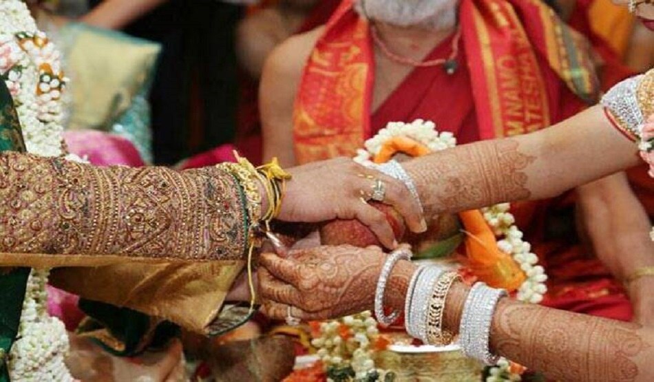 बोरे में बांधकर गटर में फेंका