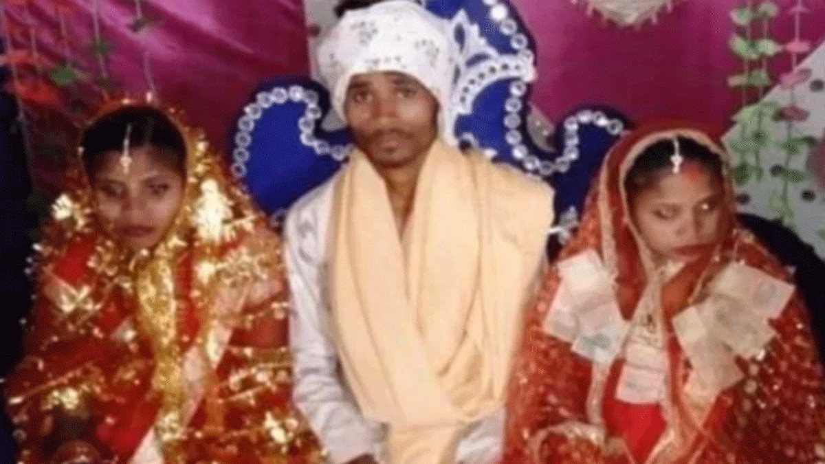 एक ही मंडप के नीचे दो युवतियों के साथ युवक ने की शादी (फोटो आजतक)