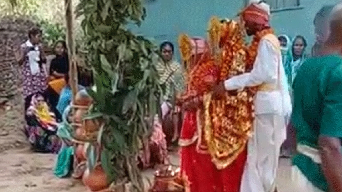 एक ही मंडप के नीचे दो युवतियों के साथ युवक ने की शादी (फोटो आजतक)