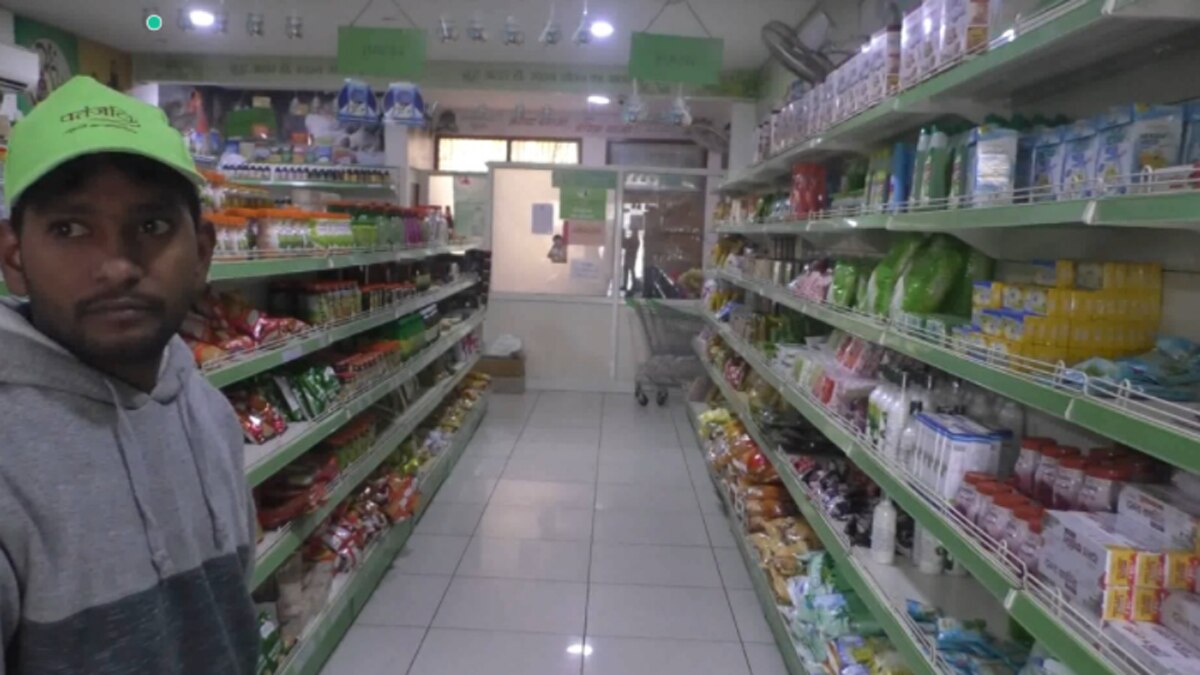 पूरी ठगी की वारदात स्टोर में लगे सीसीटीवी में कैद हो गई.