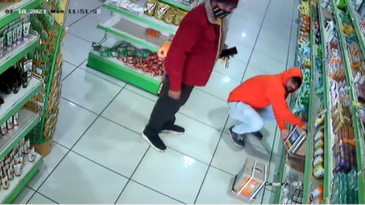 शख्स लग्जरी गाड़ी से स्टोर पर आया.