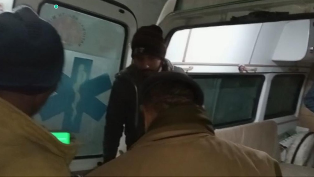 कुत्ते को लेकर मामूली विवाद में पड़ोसी ने मारी गोली.