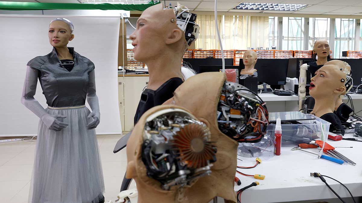 Sophia robot take care of Corona Patients